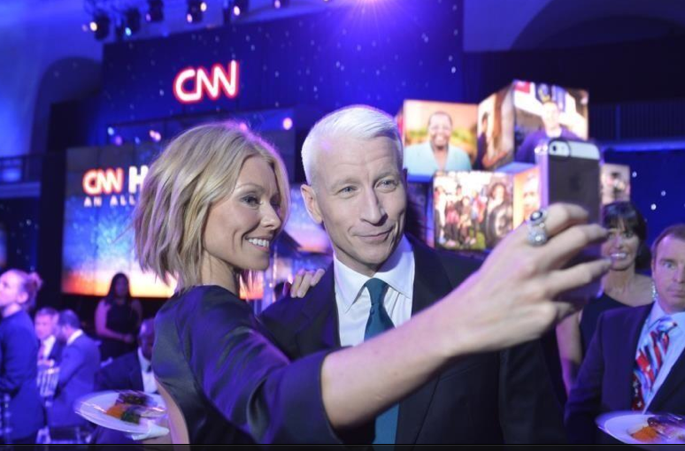 Get Kelly Ripa S Wavy Celebrity Hairstyle For The Holidays Ask The Pro Stylist