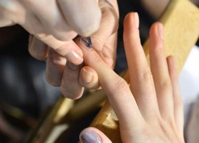 Gel Manicure Problems: Lack of Communication Creates Unhappy Guests